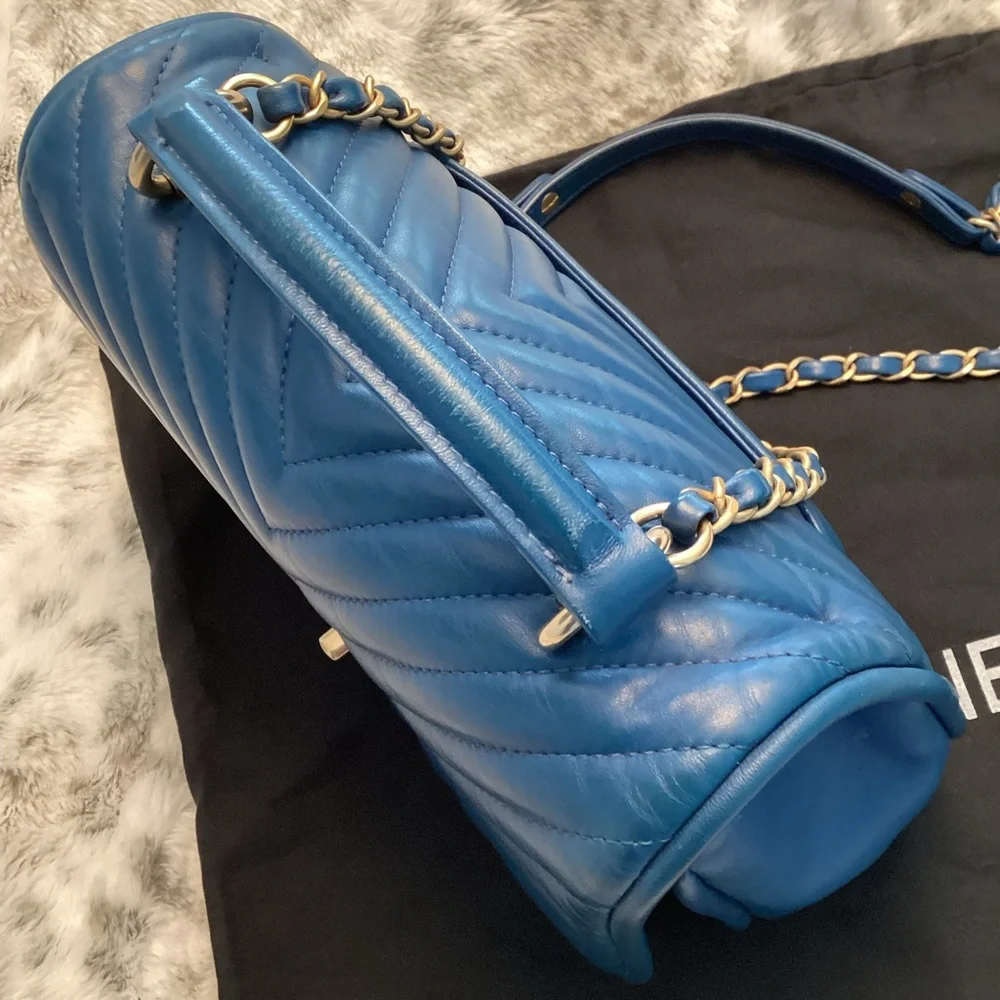 CHANEL quilted strap interior